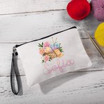 Henkilökohtainen kukka lanka kori pellava meikkilaukku nimi ja rannehihna Travel tarvikkeet syntymäpäivälahja Crocheter neulonta ystäville lahja