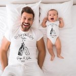 Personalisiertes Our First Father’s Day T-Shirt Body aus Baumwolle mit Bier-Babyflasche-Stoß Muster Namen Vatertag Geschenk für Neugeborene Papa