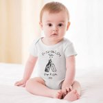 Personalisiertes Our First Father’s Day T-Shirt Body aus Baumwolle mit Bier-Babyflasche-Stoß Muster Namen Vatertag Geschenk für Neugeborene Papa