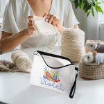 Henkilökohtainen kukka lanka kori pellava meikkilaukku nimi ja rannehihna Travel tarvikkeet syntymäpäivälahja Crocheter neulonta ystäville lahja