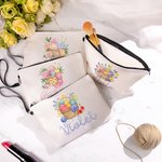 Henkilökohtainen kukka lanka kori pellava meikkilaukku nimi ja rannehihna Travel tarvikkeet syntymäpäivälahja Crocheter neulonta ystäville lahja