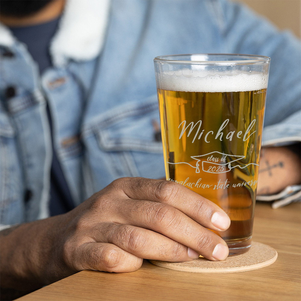 Verre à bière 16 oz avec le nom de l'école et l'année Cadeau d'anniversaire pour les diplômés, les camarades de classe et les amis