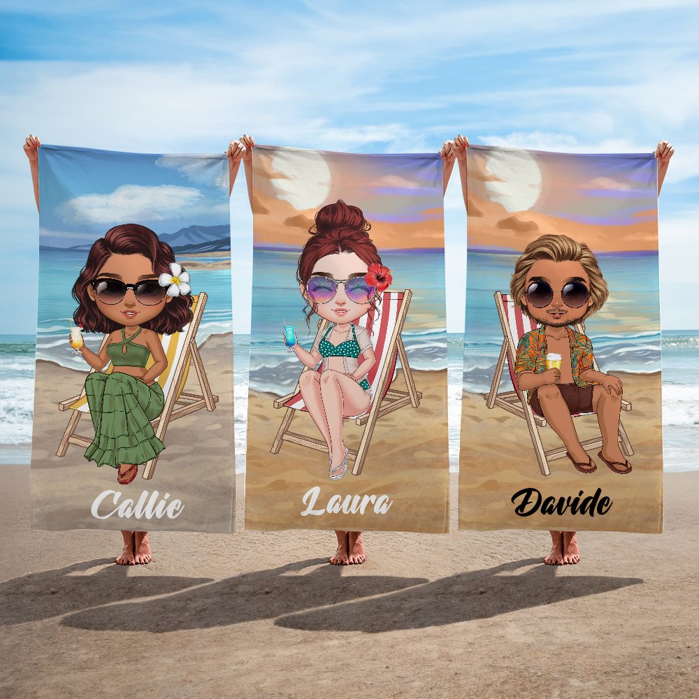 Asciugamano da spiaggia personalizzato per adulti con nome, un personaggio di cartone animato seduto su una sedia a sdraio e un sfondo di spiaggia e mare.