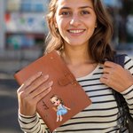 Copertina taccuino in pelle personalizzata con nome fiore di nascita e personaggio cartone animato regalo per laurea e compleanno per laureati