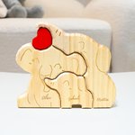 Puzzle in legno personalizzato tema elefante che si abbracciano con cuore rosso e 2-5 nomi decor da scrivania regalo di festa della mamma per famiglia