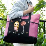 Borsa tote personalizzata in oxford con nome fiore di nascita e personaggio cartone animato regalo per compleanno e occasioni speciali per donne