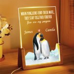 Personalisierte Wenn Pinguine ihren Partner finden, bleiben sie zusammen Acryl-Nachtlicht mit Namen und hölzerne Basis Hochzeitstag Geschenk für Ehepaar