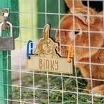 Personalizado lindo conejito de madera etiqueta de la jaula del conejo con lazos para colgar y grabado nombre de la jaula Accesorios de decoración Regalo de cumpleaños para los propietarios de mascota