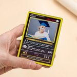 Personalisierte Klassische Abschluss TCG Poke Karte mit Foto Text und Holzständer Sammelkartenspiel Tischdeko Abschlussfeier Geschenk für Absolventen