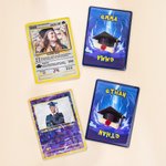 Personalisierte Klassische Abschluss TCG Poke Karte mit Foto Text und Holzständer Sammelkartenspiel Tischdeko Abschlussfeier Geschenk für Absolventen