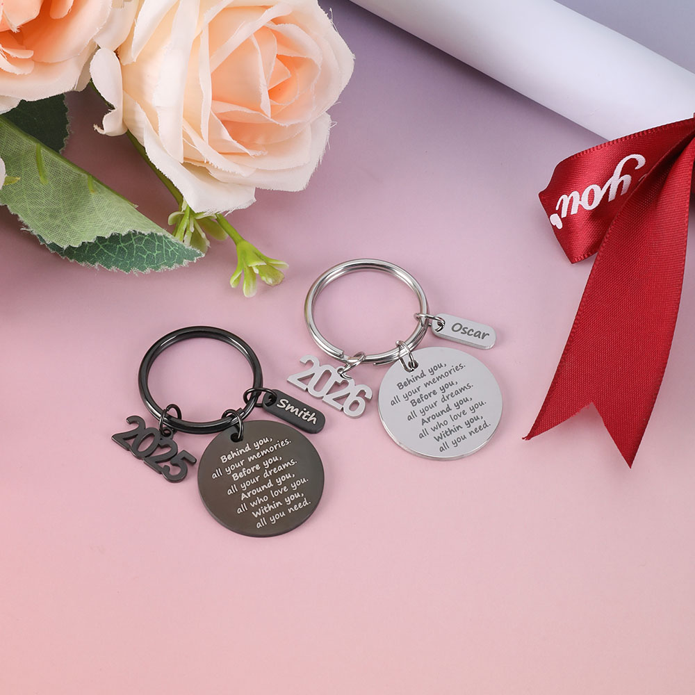 Porte-clés personnalisé avec breloque nom et année Graduation Back to School Congratulation Gift for Graduates