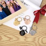 Henkilökohtainen Takanasi Kaikki muistot Avaimenperä nimi ja vuosi Charm Valmistuminen Takaisin kouluun Onnittelulahja valmistuneille