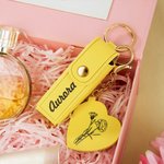 Estuche para pintalabios personalizado de cuero PU con el nombre y flor llavero con espejo accesorios de maquillaje regalo de cumpleaños para mujeres