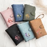 Personalisierte Geburt Blumenstrauß Cartoon Charakter Leder gefaltetes Portemonnaie mit Namen und Initialen Geburtstag Jahrestag Geschenk für Frauen