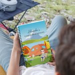 Personligt husbilstält tecknad karaktär Spiralanteckningsbok med namn och text Resa Födelsedagspresent för vän familj