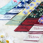 Personalisiertes Mehrfarbiges Geburtsblume Satin Halstuch Schal Handtasche-Schal mit Namen Urlaub Party Geburtstag Geschenk für Mädchen Damen