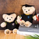 Orsacchiotto di peluche personalizzato con nome e anno sui piedi e distintivo scolastico regalo di laurea per diplomati del 2025