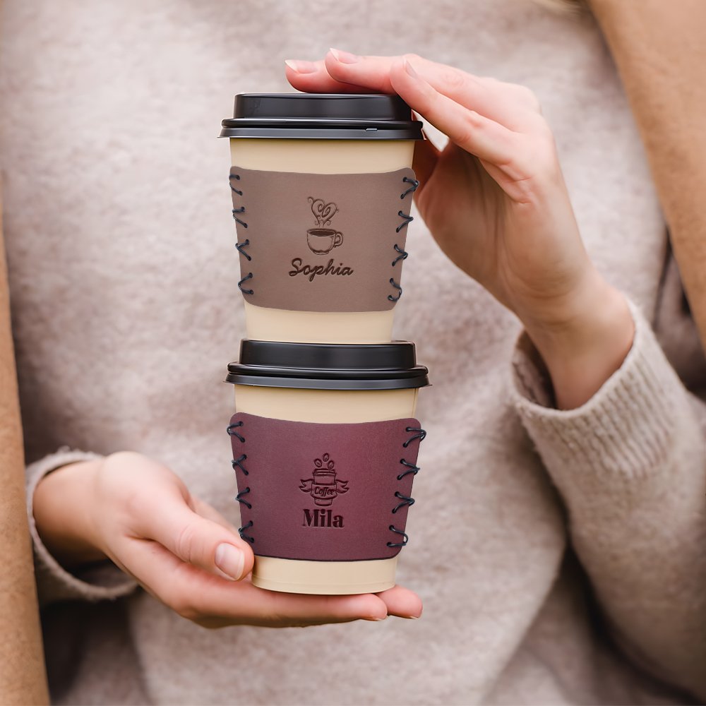 Personlig kaffekoppshylsa i läder med graverat namn Passar 10 oz - 20 oz koppar Daglig användning Jubileum Uppmuntrande present till kaffeälskare Arbetare
