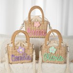 Personalizado lindo tejido de flores nombre del niño hecho a mano bolsa de paja Crossbody con correa para el hombro y el forro de cordón cumpleaños Día del Niño de regalo para las niñas