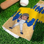 Personalisiertes Sporthandtuch mit Eiscrememuster Cartoon Baseball Charakter Namen Nummer und Karabiner Geschenk für Baseball-Liebhaber