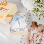 Personalisierter Brautstrauß Anhänger mit Blauem Kristall und Text Gravur Etwas Blaues zur Hochzeit Geschenk zur Erinnerung für Braut