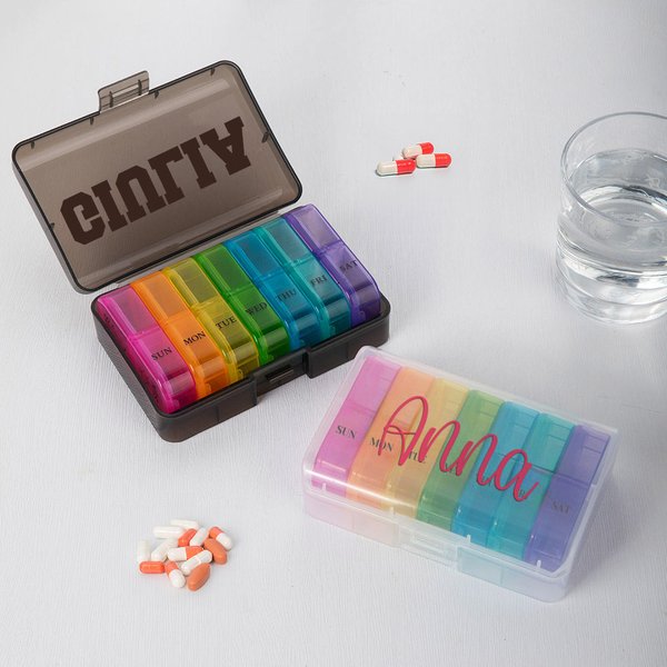 Scatola portapillole settimanale personalizzata in plastica con nome colori arcobaleni per ogni giorno regalo pieno di significato per donne e uomini