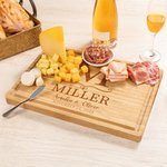 Tagliere per salumi personalizzato in bambù FSC con iniziale incisa e testo del nome Juice Groove Regalo di matrimonio per la famiglia