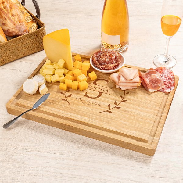 Personalisierte Kranz Initial FSC Bambus graviert Charcuterie Schneidebrett mit Saft Rille und Datum Geburtstag Housewarming Geschenk für Familie Freunde