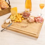Personalisierte Kranz Initial Name FSC Bambus graviert Charcuterie Schneidebrett mit Saft Rille Housewarming Geburtstag Geschenk für Familie Freunde