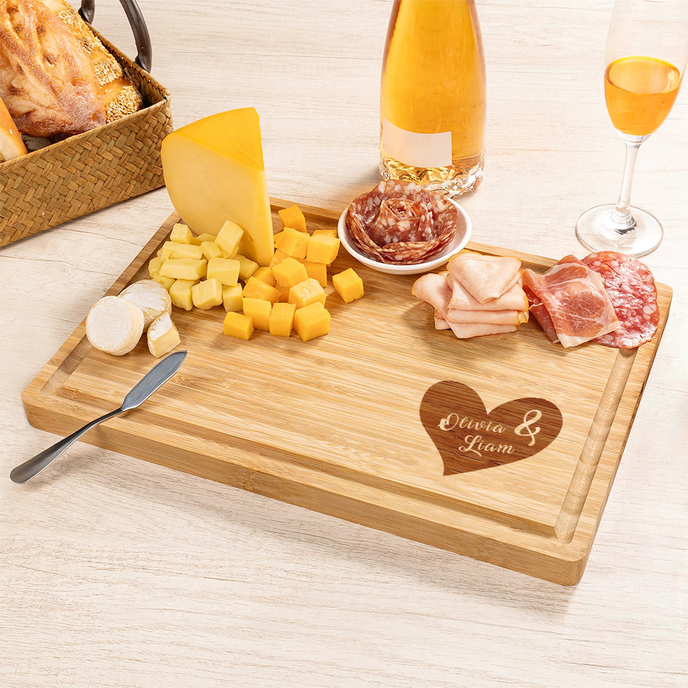 Planche à découper de charcuterie gravée 2 noms avec Juice Groove Cadeau de mariage de pendaison de crémaillère pour la famille et le couple