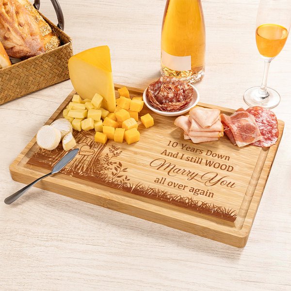 Personalisierte 10 Jahre nach unten und ich immer noch Holz heiraten Sie Name FSC Bambus Charcuterie Schneidebrett mit Saft Rille Housewarming Hochzeit Geschenk für Familie
