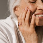 Personalisierte Honeycomb 1-12 Geburt Blume Ring mit eingraviertem Text zierlichen Schmuck Geburtstag Muttertag Braut Dusche Geschenk für Frauen