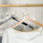 Personalisierte Bow Knot Braut Hochzeit Holz Kleiderbügel mit Namen Hochzeit Brautdusche für sie