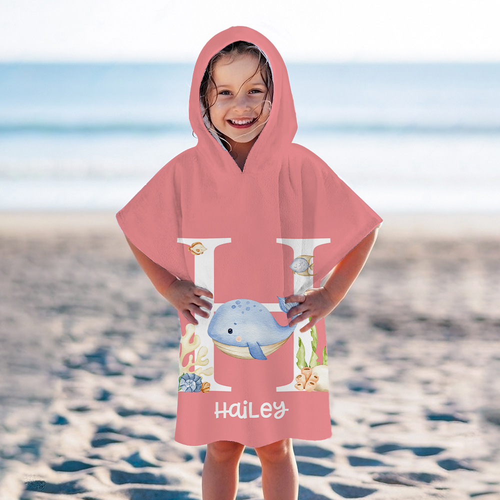 Serviette de Plage à Capuche Personnalisée avec Initiale Nom et Motif d'Animal Marin Accessoire Séchage Rapide Cadeau Anniversaire pour Enfant