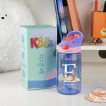 Bottiglia d'acqua per bambini da 16 oz con nome e cannuccia in silicone, regalo di compleanno per ragazzi e ragazze.