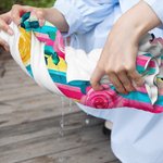 Personlig akvarell blomsterstripe Mykt hurtigtørkende badehåndkle med navn Strandfest Sommerferiegave til kvinner