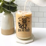 Personalisierte Give Me Foody Cute Raccoon 12 oz 16 oz 20 oz Glasbecher mit Deckel und Strohhalm Urlaub Geburtstag Geschenk für Freunde Familie Waschbär Liebhaber