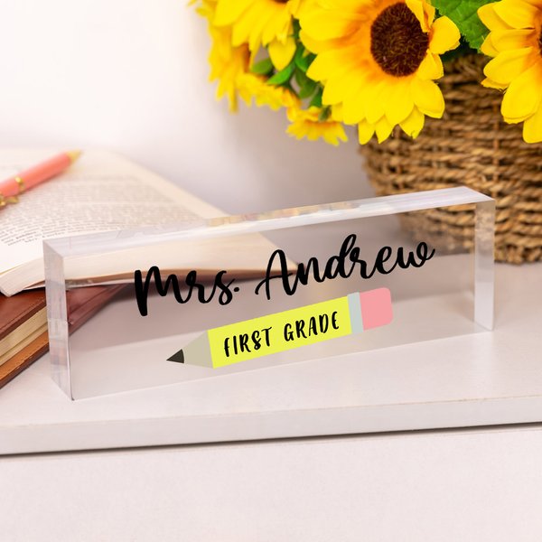 Plaque nominative en acrylique personnalisée avec nom et texte Fournitures de bureau Décoration de bureau Journée des enseignants Cadeau d'anniversaire pour enseignant Éducateur