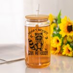 Personalisierte Give Me Foody Cute Raccoon 12 oz 16 oz 20 oz Glasbecher mit Deckel und Strohhalm Urlaub Geburtstag Geschenk für Freunde Familie Waschbär Liebhaber
