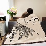 Personalisierte Linie Blumen Quaste weichen Wurf Flanell Decke mit Initialen und Datum Home Decor Hochzeitstag Valentinstag Geschenk für Paare