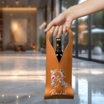 Bolsa de vino de cuero de PU con iniciales florales personalizada con nombre y asa protectora Accesorios de vino Regalo de cumpleaños Cena de fiesta para el amante del vino