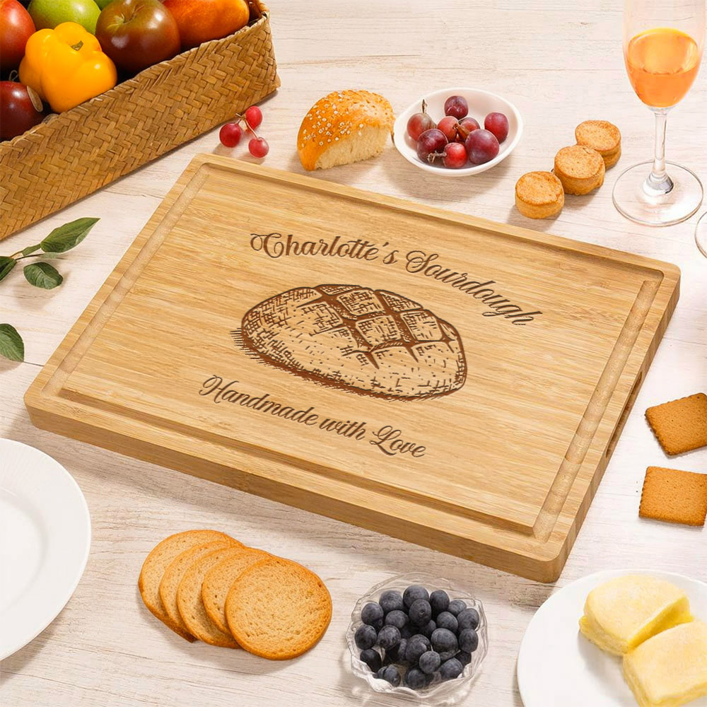 Planche à découper personnalisée et gravée au nom de Sourdough Handmade with Love Charcuterie avec Juice Groove Décoration de cuisine Cadeau d'anniversaire pour les boulangers
