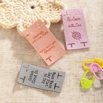 Etichette personalizzate morbide e lavabili per l'uncinetto senza cuciture in microsuede con testo Set di 12 accessori per la maglia Regalo di compleanno per gli amanti dell'uncinetto