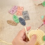 Etichette personalizzate morbide e lavabili per l'uncinetto senza cuciture in microsuede con testo Set di 12 accessori per la maglia Regalo di compleanno per gli amanti dell'uncinetto