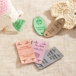 Etichette personalizzate morbide e lavabili per l'uncinetto senza cuciture in microsuede con testo Set di 12 accessori per la maglia Regalo di compleanno per gli amanti dell'uncinetto