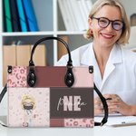 Personalizada Leopardo Imprimir Cartoon Médico Carácter PU Bolsa de cuero con el nombre de la enfermera de la semana de cumpleaños de regalo para el asistente médico de la enfermera médico