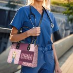 Personalizada Leopardo Imprimir Cartoon Médico Carácter PU Bolsa de cuero con el nombre de la enfermera de la semana de cumpleaños de regalo para el asistente médico de la enfermera médico