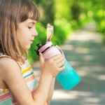 Personalisierte Cartoon-Charakter Geburtsblume Farbverlaufe Sport Wasserflasche mit Namen Geburtstag Geschenk für Familie