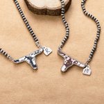 Collar de cuentas de piedra teñida de vaca estilo retro navajo personalizado con inicial grabada Vida en la granja Taurina Regalo de cumpleaños para vaquera Cowgirl