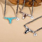Collar de cuentas de piedra teñida de vaca estilo retro navajo personalizado con inicial grabada Vida en la granja Taurina Regalo de cumpleaños para vaquera Cowgirl